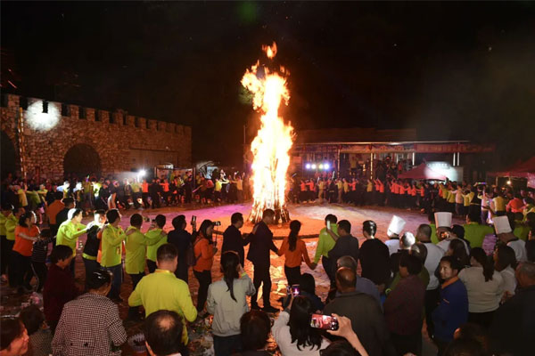 2003网站太阳集团岑岭论坛篝火晚会