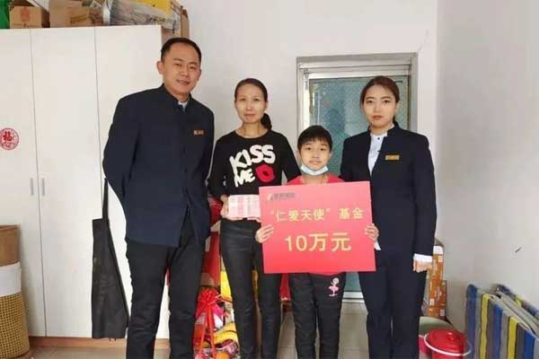 2003网站太阳集团仁爱天使捐助重型再生障碍性血虚的钟梓萌