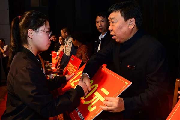 2003网站太阳集团董事长李安平向受助学子发放助学金