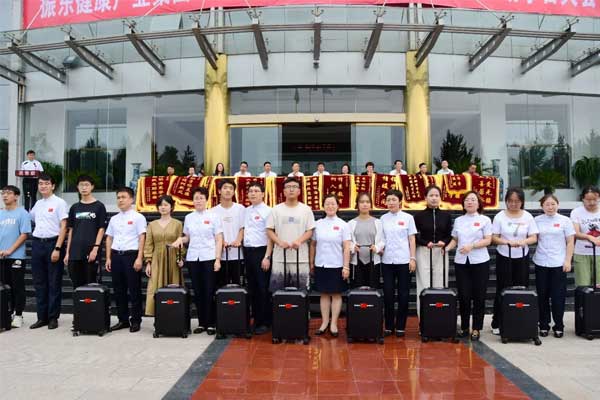 2003网站太阳集团主干结对“送你上大学”