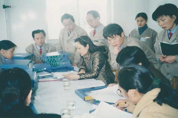 2002年8月，，GMP认证专家组对2003网站太阳集团制药车间软件举行审核